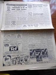 Cumhuriyet Gazetesi - 15 Ekim 1960 -  Türk Tarihinin En Büyük Davası Dün 9,30'da Başladı Ve 18'e Kadar Sürdü - Yassıada İntibaları Ne Yaptılar Yazan Cevat Fehmi Başkut- Yassıada İntibaları Nasıldılar Yazan Yaşar Kemal - Adnan Menderes Hakim Huzurunda Şikayette Bulunuyor - Celal Bayar'ın Gözleri Kin Doluydu -- Öğleden Sonra Köpek Davası Başladı Netice Bugüne Kaldı - Sabah Şarkısı Yazan Taylor Caldwell Yazı Dizisi - 3. Dünya Harbinin En Zor Tarafı Yazan Amiral Afif Büyüktuğrul - Sovyet Başbakanı Hrutçef Amerika'dan İyi Bir Ruh Haleti İçinde Ayrıldım Dedi - Patti Çizgi Roman - Cüneyt Gökçer Beraat Etti - Hürriyet Partisinin Tekrar Kurulmasına Müsaade Edilmedi - Resimli Roman Başkasının Günahı Çizen Yves Sayol - Fenerbahçe Bu Hafta İzmir'de Karşıyaka Karşısında - Bölge Müdürlüğünde 10. Yılını Dolduran Salahattin Cihanoğlu 10 Yılın Raporunu Verdi - Dünya Şampiyonu Demiryolları Güreş Takımımız Dün Yurda Döndü - Fenerbahçeli Kıymetli Atlet Günay Tomakan Evlendi - Basketbol Ligi Başlıyor