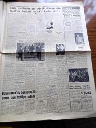 Cumhuriyet Gazetesi - 15 Ekim 1960 -  Türk Tarihinin En Büyük Davası Dün 9,30'da Başladı Ve 18'e Kadar Sürdü - Yassıada İntibaları Ne Yaptılar Yazan Cevat Fehmi Başkut- Yassıada İntibaları Nasıldılar Yazan Yaşar Kemal - Adnan Menderes Hakim Huzurunda Şikayette Bulunuyor - Celal Bayar'ın Gözleri Kin Doluydu -- Öğleden Sonra Köpek Davası Başladı Netice Bugüne Kaldı - Sabah Şarkısı Yazan Taylor Caldwell Yazı Dizisi - 3. Dünya Harbinin En Zor Tarafı Yazan Amiral Afif Büyüktuğrul - Sovyet Başbakanı Hrutçef Amerika'dan İyi Bir Ruh Haleti İçinde Ayrıldım Dedi - Patti Çizgi Roman - Cüneyt Gökçer Beraat Etti - Hürriyet Partisinin Tekrar Kurulmasına Müsaade Edilmedi - Resimli Roman Başkasının Günahı Çizen Yves Sayol - Fenerbahçe Bu Hafta İzmir'de Karşıyaka Karşısında - Bölge Müdürlüğünde 10. Yılını Dolduran Salahattin Cihanoğlu 10 Yılın Raporunu Verdi - Dünya Şampiyonu Demiryolları Güreş Takımımız Dün Yurda Döndü - Fenerbahçeli Kıymetli Atlet Günay Tomakan Evlendi - Basketbol Ligi Başlıyor