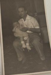 Bir evde çocuğunu kucağına alıp oturarak poz veren yetişkin erkek fotoğrafı.ORİJİNAL SİYAH & BEYAZ 14x 9cm EBADINDA - 1940'LAR, 1950'LER, 1960'LAR ve 1970'LER