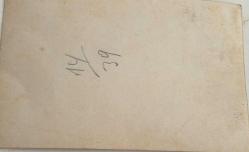 Bir evde çocuğunu kucağına alıp oturarak poz veren yetişkin erkek fotoğrafı.ORİJİNAL SİYAH & BEYAZ 14x 9cm EBADINDA - 1940'LAR, 1950'LER, 1960'LAR ve 1970'LER