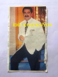 İBRAHİM TATLISES'İN DERGİDEN KESİLME FOTOĞRAFI - 18 x 10 cm EBADINDA - İBRAHİM TATLISES'İN BEYAZ CEKETİYLE POZ VERDİĞİ BİR KARE