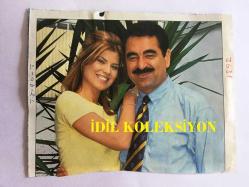 İBRAHİM TATLISES'İN DERGİDEN KESİLME FOTOĞRAFI - 14 x 10 cm EBADINDA - İBRAHİM TATLISES DÖNEMİN GENÇ KADIN MANKENİYLE POZ VERİRKEN