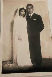 Stüdyoda birbirlerine sarılarak poz veren gelin-damat fotoğrafı. FOTO FEHMİ .ORİJİNAL SİYAH & BEYAZ 14x 9cm EBADINDA - 1940'LAR, 1950'LER, 1960'LAR ve 1970'LER