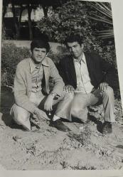 Çayırda yaprakları arkalarına alıp ellerini bribirlerinin dizlerine atarak poz veren iki erkek fotoğrafı. Ahmet Altıntop ile bir hatıra- .05.1973 .ORİJİNAL SİYAH & BEYAZ 14x 9cm EBADINDA - 1940'LAR, 1950'LER, 1960'LAR ve 1970'LER