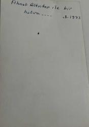 Çayırda yaprakları arkalarına alıp ellerini bribirlerinin dizlerine atarak poz veren iki erkek fotoğrafı. Ahmet Altıntop ile bir hatıra- .05.1973 .ORİJİNAL SİYAH & BEYAZ 14x 9cm EBADINDA - 1940'LAR, 1950'LER, 1960'LAR ve 1970'LER