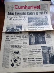 Cumhuriyet Gazetesi - 30 Ekim 1960 - Ankara Üniversitesi Rektörü Suut Kemal Yetkin De İstifa Etti - Yanlış Adım Düzeltilir Yazan Nadir Nadi Köşe Yazısı - Cumhuriyet Bayramı Heyecanla Kutlandı - Milli Birlik Komitesi Üyelerinin Dün Gece Yaptıkları Basın Toplantısı - Vatan Caddesinde Büyük Bir Geçit Resmi Yapıldı - Bebek Davasının Duruşması Yarın Yassıadada Başlıyor - Sabah Şarkısı Yazan Taylor Caldwell Yazı Dizisi - Kuzey Afrika'daki Tehlike Komünizm Değil Cezayir Savaşlarıdır - Başkan Adayı Nixon'a Yumurta Ve Domates Atıldı - Mutlu Akümülatör - Haftanın Şakaları Nikah Çiçeği Yazan Burhan Felek - Profesör Nümbüs'ün Maceraları Çizgi Roman - İstanbul Radyosu Programı - Kıbrıs Türk Kurumları Federasyonu Başkanı Rauf Denktaş İstifa Etti - CENTO Kültür Semineri - Basketbolda Darüşşafaka 56 Modaspor 56 - Beş Klüp Müsabakadan Çekildiler Boks Şampiyonası Yapılmayacak Mı - Galatasaray 3 Karagümrük 0- Yelken Sezonu Dün Kapandı -  Profilo Demir Fabrikası - Fenerbahçe 0 Beykoz 0