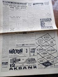 Cumhuriyet Gazetesi - 9 Kasım 1960 - Amerikan Seçimlerinin İlk Neticeleri Cumhuriyet Partisi Adayı Nixon İlk Anlarda İlerde - İki Düşük Bakan Zeyyat Mandalinci İle Hayrettin Erkmen'in Duruşmaları Başladı - Kocasının Vasiyeti Üzerine Konya Ereğlisinden Dün Yassıada'ya Gelen Köylü Kadın -  Cemal Gürsel Robert Kolejinde Okulun Müdürü Eski Devlet Bakanı Şefik İnan Tarafından Karşılandı Fotoğraf - Köylünün Borç Tutarı 1.256.865.406 Lira - Nüfusumuz 26.802.000 - Ankara Üniversitesinin Dün Yapılan Açılışında İsmet İnönü Bir Konuşma Yaptı - Orgeneral Cemal Gürsel Dün Sabah Zonguldak'tan Döndü - Yassıada İntibaları Yazan Cevat Fehmi Başkut - Sabah Şarkısı Yazan Taylor Caldwell Yazı Dizisi - İtalyan Mahalli Seçimlerinin İlk Neticeleri Dün Belli Oldu -  Şampiyon Kulüplerin Büyük Maçı Real Madrid Barcelona Bu Gece Karşılaşıyor - Resimli Roman Başkasının Günahı Çizen Yves Sayol - A Milli Namzetler Rostov İle Oynuyor - Beşiktaş'ın Reisi Hakkı Yeten Güven Önüt İçin Uğraşıyor