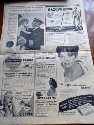 Cumhuriyet Gazetesi - 9 Kasım 1960 - Amerikan Seçimlerinin İlk Neticeleri Cumhuriyet Partisi Adayı Nixon İlk Anlarda İlerde - İki Düşük Bakan Zeyyat Mandalinci İle Hayrettin Erkmen'in Duruşmaları Başladı - Kocasının Vasiyeti Üzerine Konya Ereğlisinden Dün Yassıada'ya Gelen Köylü Kadın -  Cemal Gürsel Robert Kolejinde Okulun Müdürü Eski Devlet Bakanı Şefik İnan Tarafından Karşılandı Fotoğraf - Köylünün Borç Tutarı 1.256.865.406 Lira - Nüfusumuz 26.802.000 - Ankara Üniversitesinin Dün Yapılan Açılışında İsmet İnönü Bir Konuşma Yaptı - Orgeneral Cemal Gürsel Dün Sabah Zonguldak'tan Döndü - Yassıada İntibaları Yazan Cevat Fehmi Başkut - Sabah Şarkısı Yazan Taylor Caldwell Yazı Dizisi - İtalyan Mahalli Seçimlerinin İlk Neticeleri Dün Belli Oldu -  Şampiyon Kulüplerin Büyük Maçı Real Madrid Barcelona Bu Gece Karşılaşıyor - Resimli Roman Başkasının Günahı Çizen Yves Sayol - A Milli Namzetler Rostov İle Oynuyor - Beşiktaş'ın Reisi Hakkı Yeten Güven Önüt İçin Uğraşıyor