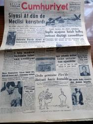 Cumhuriyet Gazetesi - 23 Aralık 1961 - Siyasi Af Dün De Meclisi Karıştırdı - Ankara'da Düşen Uçağın Dün Sabah Çekilen Resmi - İngiliz Uçağının Hatalı Kalkış Neticesi Düştüğü Zannediliyor - İsmet İnönü Dün Osman Bölükbaşı İle Görüştü - Ordu Gemisine Pire'de İhtiyati Haciz Konuldu - 2 Bin Maden İşçisinin İşine Son Veriliyor - İstanbul'un Taşı Toprağı Yazan Orhan Kemal Yazı Dizisi - Eyüp'ten Aşiyan'a Yazan Melih Cevdet Aday Köşe Yazısı -  Cezayir Oran'da Noel Sırasında Suikasti Yapılmayacak - Mukaddes Günah Aşk Ve Macera Romanı Çizen Faruk Geç - Brigitte Bardot Haraç Vermek İstemediği İçin Evinin Kapısından Polis Nöbet Tutuyor - Gece İçin Makyaj - Beşiktaş Altay Maçı - Salahattin Cihanoğlu Dolmabahçe Stadının Işıklandırılması Şubat'ta Bitecektir - Federasyonun Hataları Yazan Abdulkadir Yücelman - Voleybol Maçlarına Bugün De Devam Edilecek - Star Deterjan