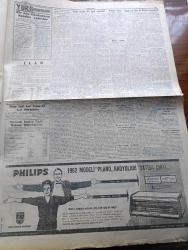 Cumhuriyet Gazetesi - 23 Aralık 1961 - Siyasi Af Dün De Meclisi Karıştırdı - Ankara'da Düşen Uçağın Dün Sabah Çekilen Resmi - İngiliz Uçağının Hatalı Kalkış Neticesi Düştüğü Zannediliyor - İsmet İnönü Dün Osman Bölükbaşı İle Görüştü - Ordu Gemisine Pire'de İhtiyati Haciz Konuldu - 2 Bin Maden İşçisinin İşine Son Veriliyor - İstanbul'un Taşı Toprağı Yazan Orhan Kemal Yazı Dizisi - Eyüp'ten Aşiyan'a Yazan Melih Cevdet Aday Köşe Yazısı -  Cezayir Oran'da Noel Sırasında Suikasti Yapılmayacak - Mukaddes Günah Aşk Ve Macera Romanı Çizen Faruk Geç - Brigitte Bardot Haraç Vermek İstemediği İçin Evinin Kapısından Polis Nöbet Tutuyor - Gece İçin Makyaj - Beşiktaş Altay Maçı - Salahattin Cihanoğlu Dolmabahçe Stadının Işıklandırılması Şubat'ta Bitecektir - Federasyonun Hataları Yazan Abdulkadir Yücelman - Voleybol Maçlarına Bugün De Devam Edilecek - Star Deterjan