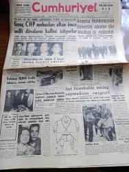 Cumhuriyet Gazetesi - 11 Mayıs 1962 - Siyasi Af  İle İlgili Çalışmalar CHP'yi Karıştırdı - Genç CHP Mebusları Aftan Önce Milli Davaların Hallini İstiyorlar - Arif Ertunga - Şükrü Koç - Anayasa Mahkemesinin Üniversiteliler Adayları Dün Meclisce De Reddedildi - Mardinli Gençler İsmet İnönü İle Görüştüler - Hollywood'u Titreten Küçük Boylu Kadın Avukat Mrs. Ann Stein İstanbul'da - İşçi İstanbul'da Miting Yapmaktan Vazgeçti - 14 ler 27 Mayıs'ta Romada Toplantı Yapmak Üzere Yıllık İzinlerini Aldılar - İstanbul'da Seyyar Saz Heyeti -  Taksim Azapkapı Yolu İçin Kararı Hükümet Verecek - Son Macera Yazan Maurice Dekobra Yazı Dizisi - İlhan Selçuk Köşe Yazısı - Gelecek Yıl Halka Kok Kömürü Verilmeyecek - Kennedy Berlin İhtilafı Fazla Büyütülmemeli - İğneler Yazan Adalet Cimcoz - Bay Oscar Karikatür - Jane'in Kızı Çizgi Roman - Profesör Nimbüs'ün Maceraları Çizgi Roman - Resimli Roman Melun Kız Çizen Yves Sayol - Fenerbahçe Beykoz'dan İki Puanı Güç Aldı - Stoke City Bu Gece Galatasaray Maçı