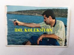 İBRAHİM TATLISES'İN DERGİDEN KESİLME FOTOĞRAFI - 9 x 5 cm EBADINDA - İBRAHİM TATLISES DENİZ KENARINDA TABANCAYLA NİŞAN ALIRKEN