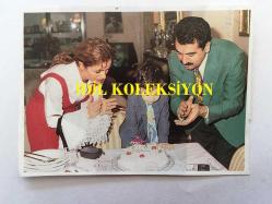 İBRAHİM TATLISES'İN DERGİDEN KESİLME FOTOĞRAFI - 10 x 7 cm EBADINDA - İBRAHİM TATLISES ve DERYA TUNA OĞULLARI İDO'NUN DOĞUM GÜNÜNÜ KUTLARKEN