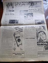 Cumhuriyet Gazetesi - 23 Eylül 1962 - Hastalık Ve Belirtileri Yazan Nadir Nadi Köşe Yazısı - İsmet İnönü CHP Liderliğinden Ve Kabineden İstifaya Dün Davet Edildi - Ferda Güley ve Avni Doğan Fotoğraf - Adalet Partisinin İktidara Gelmesi Planı 1 Günde Suya Düştü - Orta Tedrisatta Sınıf Geçme Usulü Değişiyor - Arjantin'de İç Savaş  Başladı- Tecavüz Olayları İçin İdam Cezası Kabul Edilmezse Kadınlarımız Erkeklere Oy Vermeyecekler - Malul Dul Ve Yetimlere Spor Toto'dan Prim Verilmesi İstendi - Döviz Stokumuz 95 Milyon 900 Bin Dolara Ulaştı - Yer Demir Gök Bakır Yazan Yaşar Kemal Yazı Dizisi - İlhan Selçuk Köşe Yazısı - 27 Mayıs ve Siyasi Rejimimizin Kaderi Yazan Hüseyin Naili Kubalı - Sovyetler Birliği Dışişleri Bakanı Andrei Gromiko Küba İçin Amerika'yı İtham Etti - Liberalizm Mi Sosyalizm Mi Yazan Niyazi Özak - Gecenin Ucundaki Işık Yazan Peride Celal Yazı Dizisi - Hollywood Filmciliği Çöküyor - Elizabeth Taylor Kleopatra Filminde Fotoğraf - Galatasaray Metin Oktay'ın Golüyle Galip