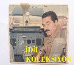 İBRAHİM TATLISES'İN DERGİDEN KESİLME 2'Lİ FOTOĞRAF SETİ - 13 x 5 cm ve 8 x 8 cm EBADINDA - TATLISES UÇAĞINDA KOKPİTTE