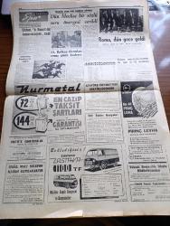 Cumhuriyet Gazetesi - 25 Eylül 1962 - Nasıl Çekilir Yazan Nadir Nadi Köşe Yazısı - Bağımsız Afyon Milletvekili Haluk Nurbaki Dün Mecliste Tahrikçileri Şiddetle İtham Etti - İsmet İnönü 79 Yaşında - Cumhuriyet Halk Partisi Ve Yeni Türkiye Partisi Grupları Kalkınma Planının Korunmasını Kabul Ettiler - Akdeniz Gemisinde Balo Muhteşem Oldu - Adnan Menderes'in Haksız İktisap Davasında Çıkarılan Olaylar Meclise Aksettirildi - Yassıada Mahkumu Üç Emniyet Mensubu Dün Tahliye Edildiler - Yer Demir Gök Bakır Yazan Yaşar Kemal Yazı Dizisi - İlhan Selçuk Köşe Yazısı - Nazenin Sektör Yazan Cemal Hüsnü Taray - 1962 1963 Yunus Nadi Armağanı Makale Yarışması Önce Disiplin Yazan Necla Polat  - Devlet Tiyatrosu 1962 63 Sanat Yılını 30 Eylül Gecesi Açıyor - Kralları Dize Getiren Donanma Yazan Amiral Afif Büyüktuğrul Resimleyen Münif Fehim - Balıkçılık Sinarit Ve Seğirtmeni Yazan Selçuk M. Kaskan - Gecenin Ucundaki Işık Yazan Peride Celal Yazı Dizisi - Galatasaray Yugoslavya'ya Gidiyor