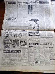 Cumhuriyet Gazetesi - 5 Ekim 1962 - Sel Felaketi Sebebiyle Ölü Sayısı Elliyi Geçti - İsmet İnönü Ankara Olayları Hakkında Dün De Senato İzahat Verdi - Bir Mebusa Söz Verilmeyince Adalet Partililer Senato'yu Terkettiler - Gençler Ankarada Dün De Yürüyüş Yaptılar - Su Seviyesinin 120 Cm Alçaldığı Van Gölünde Nakliyat Felce Uğradı - Muş Tatvan Demiryolu Hattı İnşaatı Durduruldu - NATO Genel Kurmay Başkanları Ankara'da - 1962 1963 Yunus Nadi Armağanı  Makale Yarışması Sosyalizm Yazan Doktor Sait Kırmızıtoprak - Yer Demir Gök Bakır Yazan Yaşar Kemal Yazı Dizisi - Kadı Efendi Usulü Yazan İlhan Selçuk Köşe Yazısı - Küba'yı İktisaden Yıpratmak İçin Daha Sert Tedbirler Alınacak - Rusya'daki İnsanlar çeviren Vahdet Gültekin Yazı Dizisi - Gecenin Ucundaki Işık Yazan Peride Celal Yazı Dizisi - Bay Oscar Karikatür - Profesör Nimbüs'ün Maceraları Çizgi Roman - Namzetler Beyoğluspor'a Karşı Moral Eğitimi Yaptı 12 1 - Cezmi Or Yarışları Bugüne Bırakıldı - Orhan Şeref Apak Milli Lig Devam Edecek Dedi