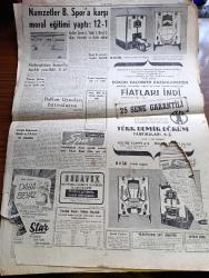 Cumhuriyet Gazetesi - 5 Ekim 1962 - Sel Felaketi Sebebiyle Ölü Sayısı Elliyi Geçti - İsmet İnönü Ankara Olayları Hakkında Dün De Senato İzahat Verdi - Bir Mebusa Söz Verilmeyince Adalet Partililer Senato'yu Terkettiler - Gençler Ankarada Dün De Yürüyüş Yaptılar - Su Seviyesinin 120 Cm Alçaldığı Van Gölünde Nakliyat Felce Uğradı - Muş Tatvan Demiryolu Hattı İnşaatı Durduruldu - NATO Genel Kurmay Başkanları Ankara'da - 1962 1963 Yunus Nadi Armağanı  Makale Yarışması Sosyalizm Yazan Doktor Sait Kırmızıtoprak - Yer Demir Gök Bakır Yazan Yaşar Kemal Yazı Dizisi - Kadı Efendi Usulü Yazan İlhan Selçuk Köşe Yazısı - Küba'yı İktisaden Yıpratmak İçin Daha Sert Tedbirler Alınacak - Rusya'daki İnsanlar çeviren Vahdet Gültekin Yazı Dizisi - Gecenin Ucundaki Işık Yazan Peride Celal Yazı Dizisi - Bay Oscar Karikatür - Profesör Nimbüs'ün Maceraları Çizgi Roman - Namzetler Beyoğluspor'a Karşı Moral Eğitimi Yaptı 12 1 - Cezmi Or Yarışları Bugüne Bırakıldı - Orhan Şeref Apak Milli Lig Devam Edecek Dedi