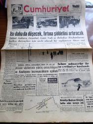 Cumhuriyet Gazetesi - 26 Ocak 1963 - Isı Daha Da Düşecek Fırtına Şiddetini Artıracak - Yeşilköy Ve İznik'e Dün Kurtlar İndi - Yarın Ramazan - Yeni Türkiye Partisi Genel Başkanı Ekrem Alican Sözlerinin Yanlış Anlaşıldığını Ve Koalisyonu Bozmayacaklarını Açıkladı - Memba Suları Karaborsaya İntikal Etti Hamamlar Kapandı - İstanbul Belediye Başkanı Kamuran Görgün Halka Sabır Tavsiye Etti - Ne İstediğini Bilmek Yazan İlhan Selçuk Köşe Yazısı - Yılan Elma Ve Kadın Yazan Perihan Zorlu Yazı Dizisi - Kennedy Türkiye Ve İtalya'ya Polaris Füzeleri Verilmesi İçin Bazı Görüşmeler Yapılıyor Dedi - Kıbrıs'ta EOKA Belediyeler İçin Tebliğ Yayınladı - Başka Türlüsü Sökmez Yazan Melih Cevdet Anday - Bay Oscar Karikatür - Profesör Nimbüs'ün Maceraları Çizgi Roman - Muş'ta İrticai Beyannameler Dağıtan 8 Kişi Dün Yakalandı - Futbol Sahalarının Korunması İçin Tek Usul Hasır Sermek - Doğu Almanya Voleybol Takımı Gelemeyeceğini Dün Bildirdi - Boca Juniors Takımı Buenos Aires Gazeteciler Cemiyetine 1 Milyon