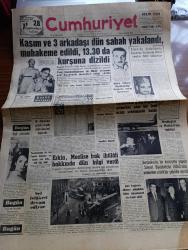 Cumhuriyet Gazetesi - 10 Şubat 1963 - General Kasım Ve 3 Arkadaşı Dün Sabah Yakalandı Muhakeme Edildi 13.30 da Kurşuna Dizildi - Şimdide Hudutlarını Kapatan Suriye'de Nasır Taraftarı İhtilal Bekleniyor - Irak'ta Milli Şehit İlan Edilen Kerküklü General Nazım Tabakçalı - Bağdat Radyosu - Çocuk Sesli İhtilalci - 8 Devlet Yeni Irak İdaresini Tanıdı - Dışişleri Bakanı Feridun Cemal Ergin Meclise Irak İhtilali Hakkında Dün Bilgi Verdi - Başbakan İsmet İnönü İle Bir Konuşma Yapan Sovyet Büyükelçisi İsmet İnönü'nün Yanından Sinirli Bir Şekilde Ayrıldı - Vazifesiz Memuriyet Yazan İlhan Selçuk Köşe Yazısı - Aşk Yolunda Yazan Jean Laborde Yazı Dizisi - Uygarlık Savaşı'nda Yenilgimiz Yazan Oktay Akbal - Ramazanda Anadolu 6 Yazı Ve Fotoğraflar Fikret Otyam Yazı Dizisi - Haftanın Şakaları Yazan Burhan Felek - Alın Yazısı Yazan Andre Armany Çizgi Roman - Küba Nasıl Komünist Oldu - Ünlü Şarkıcı Aznavour Edith Piaf İle Yanak Yanağa Fotoğraf - Fenerbahçe Yeşildirek'i Yendi - Beşiktaş Ankaragücü Maçı