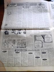 Cumhuriyet Gazetesi - 10 Şubat 1963 - General Kasım Ve 3 Arkadaşı Dün Sabah Yakalandı Muhakeme Edildi 13.30 da Kurşuna Dizildi - Şimdide Hudutlarını Kapatan Suriye'de Nasır Taraftarı İhtilal Bekleniyor - Irak'ta Milli Şehit İlan Edilen Kerküklü General Nazım Tabakçalı - Bağdat Radyosu - Çocuk Sesli İhtilalci - 8 Devlet Yeni Irak İdaresini Tanıdı - Dışişleri Bakanı Feridun Cemal Ergin Meclise Irak İhtilali Hakkında Dün Bilgi Verdi - Başbakan İsmet İnönü İle Bir Konuşma Yapan Sovyet Büyükelçisi İsmet İnönü'nün Yanından Sinirli Bir Şekilde Ayrıldı - Vazifesiz Memuriyet Yazan İlhan Selçuk Köşe Yazısı - Aşk Yolunda Yazan Jean Laborde Yazı Dizisi - Uygarlık Savaşı'nda Yenilgimiz Yazan Oktay Akbal - Ramazanda Anadolu 6 Yazı Ve Fotoğraflar Fikret Otyam Yazı Dizisi - Haftanın Şakaları Yazan Burhan Felek - Alın Yazısı Yazan Andre Armany Çizgi Roman - Küba Nasıl Komünist Oldu - Ünlü Şarkıcı Aznavour Edith Piaf İle Yanak Yanağa Fotoğraf - Fenerbahçe Yeşildirek'i Yendi - Beşiktaş Ankaragücü Maçı
