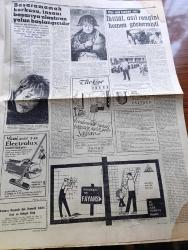 Cumhuriyet Gazetesi - 10 Şubat 1963 - General Kasım Ve 3 Arkadaşı Dün Sabah Yakalandı Muhakeme Edildi 13.30 da Kurşuna Dizildi - Şimdide Hudutlarını Kapatan Suriye'de Nasır Taraftarı İhtilal Bekleniyor - Irak'ta Milli Şehit İlan Edilen Kerküklü General Nazım Tabakçalı - Bağdat Radyosu - Çocuk Sesli İhtilalci - 8 Devlet Yeni Irak İdaresini Tanıdı - Dışişleri Bakanı Feridun Cemal Ergin Meclise Irak İhtilali Hakkında Dün Bilgi Verdi - Başbakan İsmet İnönü İle Bir Konuşma Yapan Sovyet Büyükelçisi İsmet İnönü'nün Yanından Sinirli Bir Şekilde Ayrıldı - Vazifesiz Memuriyet Yazan İlhan Selçuk Köşe Yazısı - Aşk Yolunda Yazan Jean Laborde Yazı Dizisi - Uygarlık Savaşı'nda Yenilgimiz Yazan Oktay Akbal - Ramazanda Anadolu 6 Yazı Ve Fotoğraflar Fikret Otyam Yazı Dizisi - Haftanın Şakaları Yazan Burhan Felek - Alın Yazısı Yazan Andre Armany Çizgi Roman - Küba Nasıl Komünist Oldu - Ünlü Şarkıcı Aznavour Edith Piaf İle Yanak Yanağa Fotoğraf - Fenerbahçe Yeşildirek'i Yendi - Beşiktaş Ankaragücü Maçı