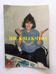 CEM KARACA'NIN ESKİ EŞİ FERİDE KARACA'NIN 2 ADET OTİJİNAL FOTOĞRAFI ve 1 ADET HABER METNİ - FOTOĞRAFLAR 12 x 9 cm ve HABER METNİ 20 x 14 cm EBADINDA - CEM KARACA'DAN 10 YILDIR BOŞANAMADIĞINI SÖYLEYEN FERİDE KARACA...10 KASIM 1989