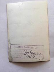 CEM KARACA'NIN ORİJİNAL FOTOĞRAFI ve GAZETE HABER KÜĞÜRÜ - FOTOĞRAF 12 x 9 cm, KÜPÜR 17 x 7 cm EBADINDA - CEM KARACA'NIN 20 MAYIS 1985 YILI ALMANYA KONSERİNDEN BİR FOTOĞRAF VE ALMAN GAZETESİNDE KONSERLE İLGİLİ ÇIKAN HABERİN KÜPÜRÜ