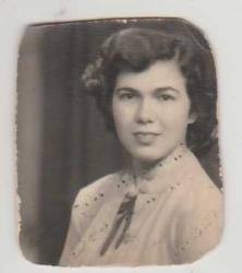 1940 lı yıllar GÜZEL YÜZLÜ KADIN GÖRSELLİ VESİKALIK TİP SİYAH BEYAZ FOTOĞRAF