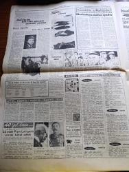 Cumhuriyet Gazetesi - 23 Ocak 1964 - Yunan Dışişleri Bakanı Palamas'ın Cumhuriyet'e Özel Demeci Yunanistan İçin Enosis Bahis Konusu Değildir - İran Şahı Pehlevi Ve Eşi Dün Yeşilköyden Geçip Boyamaya Gittiler -  Makarios Grivas Mücadelesi Sertleşiyor - Londra Konferansının Çıkmazdan Kurtarılması İçin Çalışılıyor - Kaybolduğu Bildirilen Arkeolog İ. Gordon'un Karaman'da Olduğu Dün Anlaşıldı - Herkesin Cenneti Yazan Rikkat Köknar - Lafımızı Bilelim İlhan Selçuk Köşe - Gecekondu Bürosu Kuruldu - Burhan Felek Köşe Yazısı - Sessiz Film Devrinin Yıldızlarından Joseph Schildkraut Öldü - Kıbrıs'tan Röportajlar Yazan Sait A. Terzioğlu - 23 Ocak Piyer Loti Günü Olarak Kabul Edildi - Site Şehir Tiyatrosu - Şirin Devrim Ve Toronto Karacaoğlu Fotoğraf - İstanbul Sahnelerinden Yeni Oyunlar - Metin Serezli Hayvanat Bahçesi Oyununda Fotoğraf- Tiyatrocuların Gözüyle Türk Tiyatrosu - Mahir Canova - Yıldız Kenter - Engineer Cezzar
