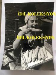LEYLA GENCER'İN ORİJİNAL BÜYÜK BOY FOTOĞRAFI - 24 x 18 cm EBADINDA - LEYLA GENCER İSTANBUL BOĞAZINDA DENİZ KENARINDA GÜLÜMSEYEREK MISIR YERKEN ÇEKİLMİŞ ÇOK ÖZEL BİR KARE,