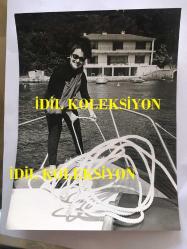 LEYLA GENCER'İN ORİJİNAL BÜYÜK BOY FOTOĞRAFI - 24 x 18 cm EBADINDA - LEYLA GENCER İSTANBUL BOĞAZINDA GEMİDE HALAT ÇEKERKEN ÇEKİLMİŞ BİR KARE