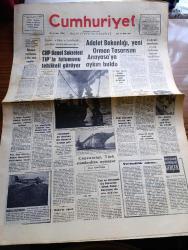 Cumhuriyet Gazetesi - 17 Ekim 1967 - CHP Genel Sekreteri Bülent Ecevit Türkiye İşçi Partisi'nin Tutumunu Tehlikeli Görüyor - Öğrenci Yurtlarına 5 Lira Zam Yapıldı - Yüksek İslam Enstitüsü Müdürü Necati Çerçioğlu Atatürk'ün Yolundan Yürümeyi Öğütledi - Profesör Reşit Sönmez Atatürk Üniversitesi Rektörlüğünden Atandı - Elizabeth Taylor Richard Bütün Çiftinin Yeni Filmi Dr. Faust - Adalet Bakanlığı Yeni Orman Tasarısını Anayasa'ya Aykırı Buldu - Aylak Musa Karikatür - Altıncı Filo Misafirimiz Değildir Yazan İlhan Selçuk Köşe Yazısı - Fidel Castro Che Guevara Öldü Dedi - Rusya Seferi Yazan Yılmaz Çetiner Yazı Dizisi - Alev Alev Yazan F. W. Kenyon Yazı Dizisi - Avrupa Görmüş Adam Yazan Ümit Yaşar Yazı Dizisi - Pepsi'yi Yazan Ve Paris'te Başarıyla Oynayan Genç Fransız Sanatçısı Pierrette Bruno - Vahi Öz Tiyatrosu - İtalya'nın Ünlü Futbol Yıldızı Torino'lu Luigi Metini Trafik Kazasında Can Verdi - Türkiye Kupasında Maçların Tarihleri Dün Belli Oldu - Spor Toto Haberleri