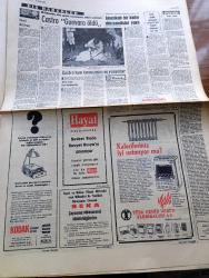 Cumhuriyet Gazetesi - 17 Ekim 1967 - CHP Genel Sekreteri Bülent Ecevit Türkiye İşçi Partisi'nin Tutumunu Tehlikeli Görüyor - Öğrenci Yurtlarına 5 Lira Zam Yapıldı - Yüksek İslam Enstitüsü Müdürü Necati Çerçioğlu Atatürk'ün Yolundan Yürümeyi Öğütledi - Profesör Reşit Sönmez Atatürk Üniversitesi Rektörlüğünden Atandı - Elizabeth Taylor Richard Bütün Çiftinin Yeni Filmi Dr. Faust - Adalet Bakanlığı Yeni Orman Tasarısını Anayasa'ya Aykırı Buldu - Aylak Musa Karikatür - Altıncı Filo Misafirimiz Değildir Yazan İlhan Selçuk Köşe Yazısı - Fidel Castro Che Guevara Öldü Dedi - Rusya Seferi Yazan Yılmaz Çetiner Yazı Dizisi - Alev Alev Yazan F. W. Kenyon Yazı Dizisi - Avrupa Görmüş Adam Yazan Ümit Yaşar Yazı Dizisi - Pepsi'yi Yazan Ve Paris'te Başarıyla Oynayan Genç Fransız Sanatçısı Pierrette Bruno - Vahi Öz Tiyatrosu - İtalya'nın Ünlü Futbol Yıldızı Torino'lu Luigi Metini Trafik Kazasında Can Verdi - Türkiye Kupasında Maçların Tarihleri Dün Belli Oldu - Spor Toto Haberleri