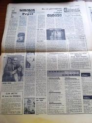 Cumhuriyet Gazetesi - 17 Ekim 1967 - CHP Genel Sekreteri Bülent Ecevit Türkiye İşçi Partisi'nin Tutumunu Tehlikeli Görüyor - Öğrenci Yurtlarına 5 Lira Zam Yapıldı - Yüksek İslam Enstitüsü Müdürü Necati Çerçioğlu Atatürk'ün Yolundan Yürümeyi Öğütledi - Profesör Reşit Sönmez Atatürk Üniversitesi Rektörlüğünden Atandı - Elizabeth Taylor Richard Bütün Çiftinin Yeni Filmi Dr. Faust - Adalet Bakanlığı Yeni Orman Tasarısını Anayasa'ya Aykırı Buldu - Aylak Musa Karikatür - Altıncı Filo Misafirimiz Değildir Yazan İlhan Selçuk Köşe Yazısı - Fidel Castro Che Guevara Öldü Dedi - Rusya Seferi Yazan Yılmaz Çetiner Yazı Dizisi - Alev Alev Yazan F. W. Kenyon Yazı Dizisi - Avrupa Görmüş Adam Yazan Ümit Yaşar Yazı Dizisi - Pepsi'yi Yazan Ve Paris'te Başarıyla Oynayan Genç Fransız Sanatçısı Pierrette Bruno - Vahi Öz Tiyatrosu - İtalya'nın Ünlü Futbol Yıldızı Torino'lu Luigi Metini Trafik Kazasında Can Verdi - Türkiye Kupasında Maçların Tarihleri Dün Belli Oldu - Spor Toto Haberleri