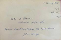Okul bahçesinde gülümseyerek poz veren öğrencilerin fotoğrafı. 01 TEMMUZ 1965 Orta 3 hatırası (Diplomamı aldığım gün) Kızlar; Ben, bahar,fatma,jale, tülin, nesrin, samiye .ORİJİNAL SİYAH & BEYAZ 14x 9cm EBADINDA - 1940'LAR, 1950'LER, 1960'LAR ve 1970'LER