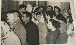 Bir düğün gecesi yakınları ile selamlaşırken çekilmiş gelin-damat fotoğrafı.ORİJİNAL SİYAH & BEYAZ 13x 7cm EBADINDA - 1940'LAR, 1950'LER, 1960'LAR ve 1970'LER