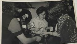 Söz gecesi gelin ile damadın kurdelaları kesilirken çekilen bir fotoğraf. 12.02.1970 .ORJİNAL SİYAH & BEYAZ 13x7cm EBADINDA - 1940'LAR, 1950'LER, 1960'LAR ve 1970'LER