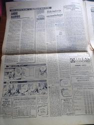 Cumhuriyet Gazetesi - 5 Kasım 1967 - Kıbrıs'ta Türkler Büyük Protesto Mitingi Yaptı - Süleyman Demirel İsmet İnönü İle Başbakanlıkta 2 Saat Görüştü - Yer Altının Filmi Çekildi - İlham Ertem Çakır'ın Çocuğu Okumayacak Mı Yaftası İle Karşılandı - Ankara Üniversitesinde Rektör Cumhur Ferman Tekrar Seçildi - Şehir Tiyatrosu Sanatkarları Greve Gidiyor - Glasgow'lulardan Cevdet Sunay'ı Bir Kosigin Gibi Karşılamaları İstendi - Türkiye İşçi Partisi İş Kanununun İptalini İstedi - Aylak Musa Karikatür - 50. Yıldönümünde 1917 İhtilalinin Hikayesi Çizgi Roman - Lenin - Hemingway'in Gözüyle Atatürk Türkiyesi Yazı Dizisi - Dişi Bond Çizgi Roman - Alev Alev Yazan F.W. Kenyon Yazı Dizisi - Taşlar Ve Başlar Yazan Ümit Yaşar - Yarım Asrın Kuvvet İlahları Yazan Abdulkadir Yücelman - Fenerbahçe Bursaspor Maçı - Galatasaray Altay Maçı - Beşiktaş'ın Ankaragücü maçı