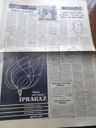 Cumhuriyet Gazetesi - 5 Kasım 1967 - Kıbrıs'ta Türkler Büyük Protesto Mitingi Yaptı - Süleyman Demirel İsmet İnönü İle Başbakanlıkta 2 Saat Görüştü - Yer Altının Filmi Çekildi - İlham Ertem Çakır'ın Çocuğu Okumayacak Mı Yaftası İle Karşılandı - Ankara Üniversitesinde Rektör Cumhur Ferman Tekrar Seçildi - Şehir Tiyatrosu Sanatkarları Greve Gidiyor - Glasgow'lulardan Cevdet Sunay'ı Bir Kosigin Gibi Karşılamaları İstendi - Türkiye İşçi Partisi İş Kanununun İptalini İstedi - Aylak Musa Karikatür - 50. Yıldönümünde 1917 İhtilalinin Hikayesi Çizgi Roman - Lenin - Hemingway'in Gözüyle Atatürk Türkiyesi Yazı Dizisi - Dişi Bond Çizgi Roman - Alev Alev Yazan F.W. Kenyon Yazı Dizisi - Taşlar Ve Başlar Yazan Ümit Yaşar - Yarım Asrın Kuvvet İlahları Yazan Abdulkadir Yücelman - Fenerbahçe Bursaspor Maçı - Galatasaray Altay Maçı - Beşiktaş'ın Ankaragücü maçı