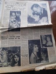 Cumhuriyet Pazar Gazetesi - 26 Aralık 1954 - Yedi Dakika Köşesi Yazan Doğan Nadi - Karikatür - Sanat Haftası - Şarlo Ve Limelight - Gelişigüzel Bolluğa Dair Yazan Hamdi Varoğlu - Küçük Kral Karikatür - Galip Arcan Şiir Yazıyor Hadi Hün Bir Marangoz Röportajı Yapan Reşad Enis - Haftanın Şakaları Yazan Burhan Felek - Elizabeth Taylor'un Kocası Niçin Mesud Olduklarını Anlatıyor Fotoğraf - Yeni Türk Filmleri - Milletlerarası Festivallere Girmek Düşüncesiyle Hazırlanan Film Kaçak'ın Senaryosunu Haldun Taner Yazdı - Marilyn Monroe İle Gina Lollobrigida'nın Benzerleri Var - Sinema Tekniğinde Yeni Bir İcad - Ev Kadın Moda - Londra Modasından Seçme Modeller - Uçan Tabut - Hikaye Mektuplar Yazan Halikarnas Balıkçısı - Marie Antoinette'in Adı Karışan Bir Gerdanlık Dolandırıcılığı Yazan Cenap Ozankan - Meşhurların Büyük Aşkları Yazan Feyyaz Tokar - Edwina Wilhelmina Ve Kocası Lord Harewood Fotoğraf- İster İnan İster İnanma Yazan Ripley - Tarihin En Cömert Bahşişi