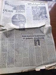 Cumhuriyet Pazar Gazetesi - 26 Aralık 1954 - Yedi Dakika Köşesi Yazan Doğan Nadi - Karikatür - Sanat Haftası - Şarlo Ve Limelight - Gelişigüzel Bolluğa Dair Yazan Hamdi Varoğlu - Küçük Kral Karikatür - Galip Arcan Şiir Yazıyor Hadi Hün Bir Marangoz Röportajı Yapan Reşad Enis - Haftanın Şakaları Yazan Burhan Felek - Elizabeth Taylor'un Kocası Niçin Mesud Olduklarını Anlatıyor Fotoğraf - Yeni Türk Filmleri - Milletlerarası Festivallere Girmek Düşüncesiyle Hazırlanan Film Kaçak'ın Senaryosunu Haldun Taner Yazdı - Marilyn Monroe İle Gina Lollobrigida'nın Benzerleri Var - Sinema Tekniğinde Yeni Bir İcad - Ev Kadın Moda - Londra Modasından Seçme Modeller - Uçan Tabut - Hikaye Mektuplar Yazan Halikarnas Balıkçısı - Marie Antoinette'in Adı Karışan Bir Gerdanlık Dolandırıcılığı Yazan Cenap Ozankan - Meşhurların Büyük Aşkları Yazan Feyyaz Tokar - Edwina Wilhelmina Ve Kocası Lord Harewood Fotoğraf- İster İnan İster İnanma Yazan Ripley - Tarihin En Cömert Bahşişi