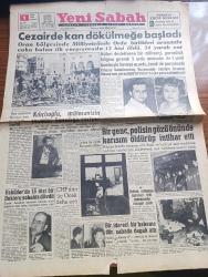 Yeni Sabah Gazetesi - 1 Şubat 1960 - Cezayirde Kan Dökülmeye Başladı - Oran Bölgesinde Milliyetçilerle Ordu Birlikleri Arasında Vuku Bulan İlk Çarpışmada 13 kişi Öldü 34 Yaralı Var - Otomobilinden Çıkarken Saldırıya Uğrayan Safa Kılıçlıoğlu Saldıranların Resmini Savcılığa Veriyor - İsmet İnönü ile Kasım Gülek Konya'ya Gidiyor - Bir İdareci Hakem Baha Kırçılı Dün Sahada Dövdü - Bir Genç Polisin Gözü Önünde Karısını Öldürüp İntihar Etti - Sabah Penceresinden Bazı Kitaplar Yazan Siyavuşgil - Saltanat Rüzgarları Yazan Sevda Sezer Yazı Dizisi - Judd Saxon Çizen Ken Bald - Hasbi Tembeller Çizen Mort Walker - Cafer İletişim Hürmüz Çizen Altan Erbulak - Hayk Mammer Çizen Oğuz Aral - Kızılyıldız Bugün İstanbul'a Geliyor - Fenerbahçe'nin Rakibini 3 2 Yendiği Maçın Sonunda Bir Feriköy İdarecisi Hakemi Sahada Dövdü Fotoğraflar - Hakem İdareci İle Barıştı - Galatasaray - İstanbulspor Kasımpaşa'yı Rahat Mağlup Etti