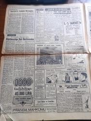 Hürriyet Gazetesi - 21 Haziran 1955 - Kırşehir'de Cumhuriyetçi Millet Partisi Osman Bölükbaşı'nın İltihakiyle Büyük Bir Miting Yaptı - Kasım Gülek Muğla CHP Kongresinde Yine Ceketsiz Ve Çorapsız Konuşup Muhtelif Tenkidler Yaptı - Akis Davası Temyize Nakledildi - Arjantin'de Her An Düşmesi Beklenen Peron'un Yerine Ordu Vekili Lucero Geliyor - Vecihi Hürkuş'un Kaçırılan Bulgar Hükümeti Bize İade Edecek - Ankara'da Kibrit Ve Gaz Bulunamıyor - Dedektif Nik'in Maceraları Çizgi Roman - Kıbrıs'ta Yeniden Bombalar Patladı - İtalya Karşısında B Takım İle Çıkmanın Bir Faydası Yoktur - Gina Lollobrigida Hayatını Anlatıyor Yazan Gina Lollobrigida Yazı Dizisi - Günah Yolcusu Aşk Ve Macera Romanı Çizen Faruk Geç - Başladığı Gibi Telif Roman Yazan H. Sayhan Yazı Dizisi - Fatoş Çizgi Roman - Güngörmüşler Çizgi Roman - Gökler Hakimi Gordon Çizgi Roman - Nilüfer Çizgi Roman - Alman IFA Kamyonları - Roja Toz Şampuan - Gripin - Motor Gezintisi Ve Birkaç Plaj Kıyafeti