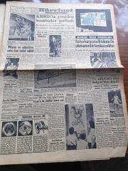 Hürriyet Gazetesi - 21 Haziran 1955 - Kırşehir'de Cumhuriyetçi Millet Partisi Osman Bölükbaşı'nın İltihakiyle Büyük Bir Miting Yaptı - Kasım Gülek Muğla CHP Kongresinde Yine Ceketsiz Ve Çorapsız Konuşup Muhtelif Tenkidler Yaptı - Akis Davası Temyize Nakledildi - Arjantin'de Her An Düşmesi Beklenen Peron'un Yerine Ordu Vekili Lucero Geliyor - Vecihi Hürkuş'un Kaçırılan Bulgar Hükümeti Bize İade Edecek - Ankara'da Kibrit Ve Gaz Bulunamıyor - Dedektif Nik'in Maceraları Çizgi Roman - Kıbrıs'ta Yeniden Bombalar Patladı - İtalya Karşısında B Takım İle Çıkmanın Bir Faydası Yoktur - Gina Lollobrigida Hayatını Anlatıyor Yazan Gina Lollobrigida Yazı Dizisi - Günah Yolcusu Aşk Ve Macera Romanı Çizen Faruk Geç - Başladığı Gibi Telif Roman Yazan H. Sayhan Yazı Dizisi - Fatoş Çizgi Roman - Güngörmüşler Çizgi Roman - Gökler Hakimi Gordon Çizgi Roman - Nilüfer Çizgi Roman - Alman IFA Kamyonları - Roja Toz Şampuan - Gripin - Motor Gezintisi Ve Birkaç Plaj Kıyafeti