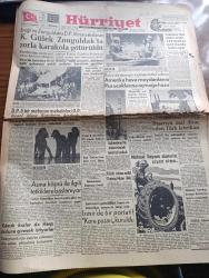 Hürriyet Gazetesi - 13 Ağustos 1955 - Ereğli Ve Zonguldak'ta Demokrat Partililerce Yakalanan Kasım Gülek Zonguldak'ta Zorla Karakola Götürüldü - Boğazda Asma Köprü İle İlgili Tetkiklere Başlanıyor - Kıbrıslı Kızlar Da Harp Okuluna Gitmek İstiyorlar - Tanınmış Film Akılı Cecil B. De Mille 74 Yaşını Kutladı - Amerika Hava Meydanlarını Rus Uçaklarında Açmaya Hazır - Dışarıya Mal İhraç Eden Türk Fabrikası Sümer Toplu Çırçır Fabrikası - Büyük Alman Yazarı Thomas Mann Öldü - Dedektif Nik'in Maceraları Çizgi Roman - Kıbrıslı Rumlar Kitle Halinde Adadan Kaçmaya Başladılar - Günah Yolcusu Aşk Ve Macera Romanı Çizen Faruk Geç - San Marino Seçimlerinde Ölüler de Rey Verecekmiş - Hollywood'dan Niçin Kovuldum Anlatan Simone Silva - Muhabank - 14. Balkan Oyunları Bugün Saat 16.45 te Açılıyor - Galatasaraylılar Kendi Aralarında İddialı Bir Maç Yaptılar - Fatoş Çizgi Roman - Güngörmüşler Çizgi Roman - Gökler Hakimi Gordon Çizgi Roman - Fenerbahçe Dün Bir İdman Daha Yaptı