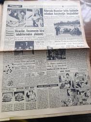 Hürriyet Gazetesi - 13 Ağustos 1955 - Ereğli Ve Zonguldak'ta Demokrat Partililerce Yakalanan Kasım Gülek Zonguldak'ta Zorla Karakola Götürüldü - Boğazda Asma Köprü İle İlgili Tetkiklere Başlanıyor - Kıbrıslı Kızlar Da Harp Okuluna Gitmek İstiyorlar - Tanınmış Film Akılı Cecil B. De Mille 74 Yaşını Kutladı - Amerika Hava Meydanlarını Rus Uçaklarında Açmaya Hazır - Dışarıya Mal İhraç Eden Türk Fabrikası Sümer Toplu Çırçır Fabrikası - Büyük Alman Yazarı Thomas Mann Öldü - Dedektif Nik'in Maceraları Çizgi Roman - Kıbrıslı Rumlar Kitle Halinde Adadan Kaçmaya Başladılar - Günah Yolcusu Aşk Ve Macera Romanı Çizen Faruk Geç - San Marino Seçimlerinde Ölüler de Rey Verecekmiş - Hollywood'dan Niçin Kovuldum Anlatan Simone Silva - Muhabank - 14. Balkan Oyunları Bugün Saat 16.45 te Açılıyor - Galatasaraylılar Kendi Aralarında İddialı Bir Maç Yaptılar - Fatoş Çizgi Roman - Güngörmüşler Çizgi Roman - Gökler Hakimi Gordon Çizgi Roman - Fenerbahçe Dün Bir İdman Daha Yaptı