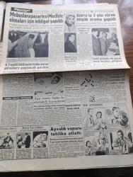 Hürriyet Gazetesi - 6 Ocak 1956 - Türkiye'nin En Şahane Düğünü Dün Divan Otelinde Yapıldı Fotoğraf - Vehbi Koç'un Kızı Semahat İle Koç Müessesesinin Umum Müdür Muavini Nusret Arsel Evlendi - Başvekil Adnan Menderes Yurtta İktisadi Sıkıntı Yoktur Dedi - Hürriyet Partisi Mebusları Mıntıkalarına Gitmek Üzere İstanbul'da Toplandı - Vali Fahrettin Kerim Gökay Dün Beyoğlu'nda Fiyat Kontrolleri Yaptılar - Ölen Migros Müdürü Stepan Maurer'in Kalbi 650 Grammış - Gelin Semahat Koç'un Elbisesi Ve Mücevherleri Birer Şaheserdi - Yeni Alman Ordusu Ve Sosyalistler - Dedektif Nik'in Maceraları Çizgi Roman - Monako Prensi Grace Kelly İle Nişanlandı - 6 7 Eylül Hadiselerinde Zarar Görenlere Yapılacak Yardım - Yaşar Doğu Vitamin Hapları İle Adamakıllı Kuvvetlendi - Merih Muamması 1956 da Çözülecek Mi - Kalbimin Kadınları Yazan Cronin Yazı Dizisi - Beşiktaş Takımının Kampında Fotoğraf - Fenerbahçe İdare Heyeti Toplandı - Lefter Küçükandonyadis'in İtalya'ya Transferi - Fatoş Çizgi Roman -