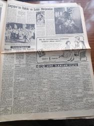 Hürriyet Gazetesi - 6 Ocak 1956 - Türkiye'nin En Şahane Düğünü Dün Divan Otelinde Yapıldı Fotoğraf - Vehbi Koç'un Kızı Semahat İle Koç Müessesesinin Umum Müdür Muavini Nusret Arsel Evlendi - Başvekil Adnan Menderes Yurtta İktisadi Sıkıntı Yoktur Dedi - Hürriyet Partisi Mebusları Mıntıkalarına Gitmek Üzere İstanbul'da Toplandı - Vali Fahrettin Kerim Gökay Dün Beyoğlu'nda Fiyat Kontrolleri Yaptılar - Ölen Migros Müdürü Stepan Maurer'in Kalbi 650 Grammış - Gelin Semahat Koç'un Elbisesi Ve Mücevherleri Birer Şaheserdi - Yeni Alman Ordusu Ve Sosyalistler - Dedektif Nik'in Maceraları Çizgi Roman - Monako Prensi Grace Kelly İle Nişanlandı - 6 7 Eylül Hadiselerinde Zarar Görenlere Yapılacak Yardım - Yaşar Doğu Vitamin Hapları İle Adamakıllı Kuvvetlendi - Merih Muamması 1956 da Çözülecek Mi - Kalbimin Kadınları Yazan Cronin Yazı Dizisi - Beşiktaş Takımının Kampında Fotoğraf - Fenerbahçe İdare Heyeti Toplandı - Lefter Küçükandonyadis'in İtalya'ya Transferi - Fatoş Çizgi Roman -