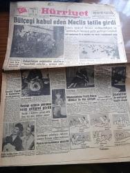 Hürriyet Gazetesi - 1 Mart 1956 - Bütçeyi Kabul Eden Meclis Tatile Girdi - 487 Mebustan 67 si Aleyhte Rey Verdi 1 i Müstenkif Kaldı - Pahalılıktan Müşteriler Azalınca Tenzilatlı Satışlar Ortaya Çıktı - Kadın Şarlo - Grace Kelly Ve Rita Gam Fotoğraf - Devlet Vekili Emin Kalafat'ın Açıklaması - Örfi İdare İstanbul'da 6 Haziran 1956 Tarihine Kadar Uzatıldı - Bir Genç Kız İhtirası Roman Pearl S. Buck Yazı Dizisi - Dedektif Nik'in Maceraları Çizgi Roman - Dünya Gazeteleri Ne Diyorlar - Eisenhower Başkanlık Adayı - Balık Fiyatını Balık Kurumu Yükseltiyor - Aşktan Kaçılmaz Aşk Ve Macera Romanı Çizen Faruk Geç - Napoli Bombası Sophia Loren Ve Dedikodulu Aşkları Yazan Bebek Tiergen Yazı Dizisi - Tarihin En Büyük Vurgunu 10 Milyon Nasıl Çalındı Yazan Joseph F. Dinneen Yazı Dizisi - Fenerbahçe Önümüzdeki İki Hafta İzmir'de İki Karşılaşma Yapacak - Türkler Albay Puşkaş'ı Türbesi Nefer Haline Soktu - Ordu Takımımız Almanya'da - Fatoş Çizgi Roman - Güngörmüşler Çizgi Roman - Gökler Hakimi Gordon